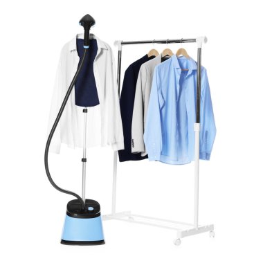 Modern dik vapur ve beyaz tenli temiz kıyafetler.