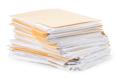 Beyaz üzerine izole edilmiş kağıtlar içeren dosya dizinleri yığını