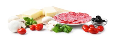 Pizza yapıyorum. Farklı malzemeler beyaza izole edilmiş.