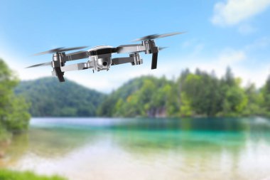 Kameralı insansız hava aracı körfezin üzerinde uçuyor. Gözetleme için insansız hava aracı