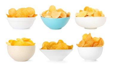 Beyaz kolajla izole edilmiş kâselerde leziz çıtır patates cipsi.