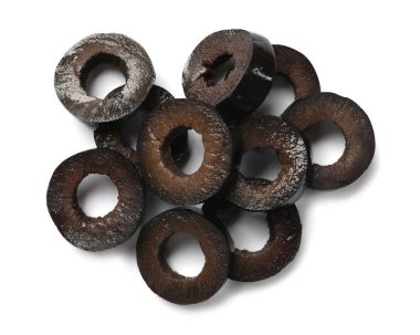 Terbiye edilmiş siyah zeytin halkaları beyaz, üst görünümde izole.