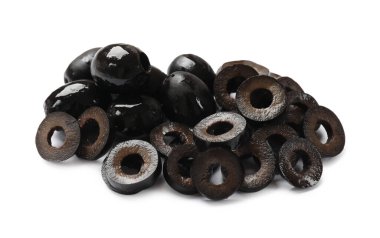 Terbiye edilmiş siyah zeytin halkaları ve beyaz üzerine izole edilmiş meyveler.