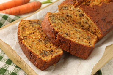 Ev yapımı havuçlu kek, fındıklı ve sebzeli, yakın plan.