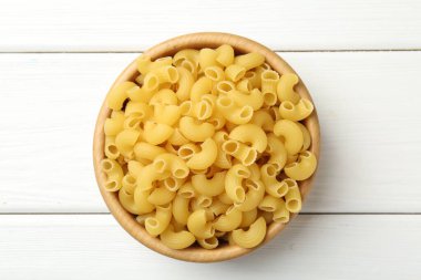 Beyaz ahşap masada kasede çiğ boynuzlar, üst manzara.