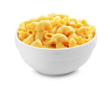 Lezzetli makarna ve peynir beyaz üzerine izole edilmiş.