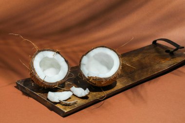 Taze hindistan cevizi ve gölge açık kahverengi arka planda tropikal palmiye, yakın çekim