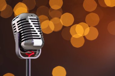 Karanlık arka plana karşı bir klasik mikrofon, mesaj için boşluk. Bokeh etkisi