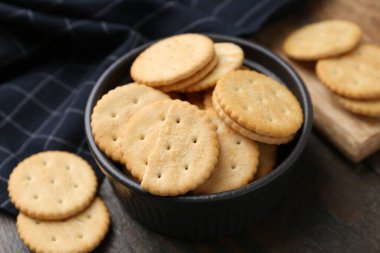 Ahşap masada lezzetli tuzlu krakerler, yakın plan.
