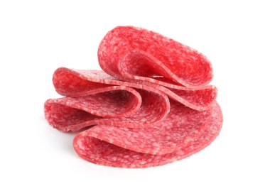 Beyaz üzerine izole edilmiş lezzetli füme sosis dilimleri.