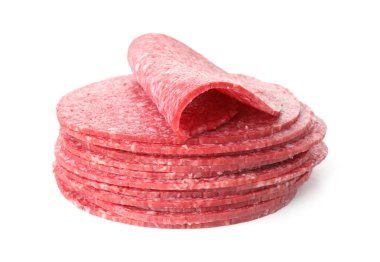 Beyaz üzerine izole edilmiş lezzetli füme sosis dilimleri.