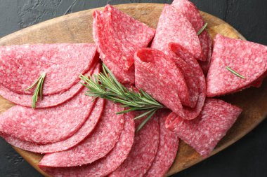 Siyah masada servis edilen biberiyeli leziz sosis dilimleri.