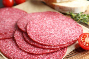 Lezzetli füme sosis, domates, kekik ve ekmek dilimleri, yakın plan.