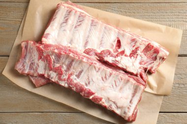 Ahşap masada çiğ domuz pirzolası.