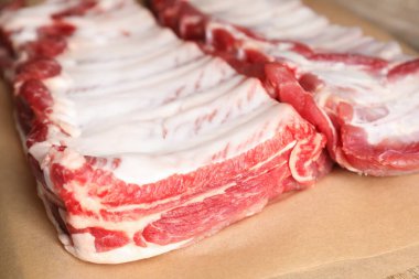 Parşömen üzerinde taze domuz kaburgası, yakın plan.