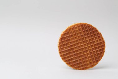 Beyaz arka planda lezzetli yuvarlak bir waffle. Metin için boşluk