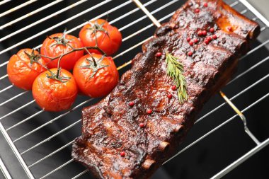 Biberiyeli domuz pirzolası ve ızgarada domates, yakın plan.