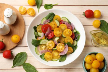 Tahta masada servis edilen sarı domatesli taze salata.