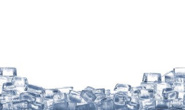 Beyaz zemin üzerinde berrak buz küpleri yığını