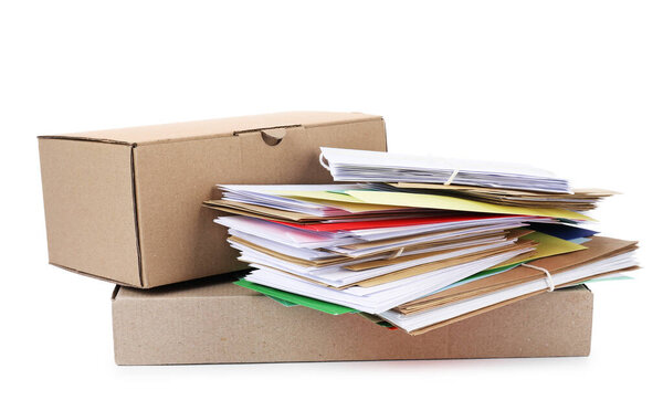 Стопка различных бумажных конвертов и посылок на белом фоне. Почта