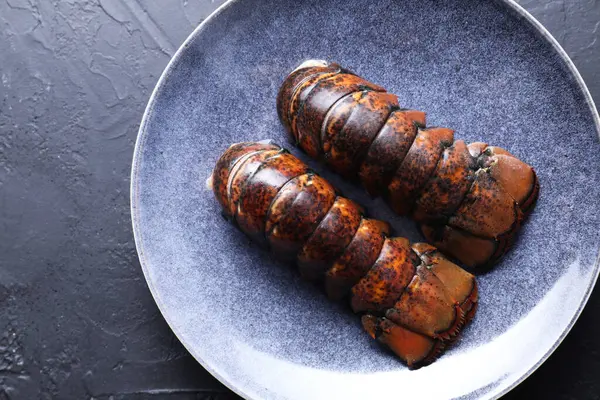 Siyah masada çiğ ıstakoz kuyruğu, üst manzara.