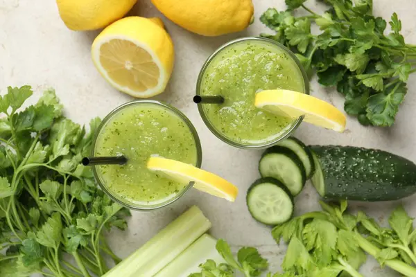 Bardaklı, yapraklı, limonlu ve salatalıklı sağlıklı maydanozlu smoothie.