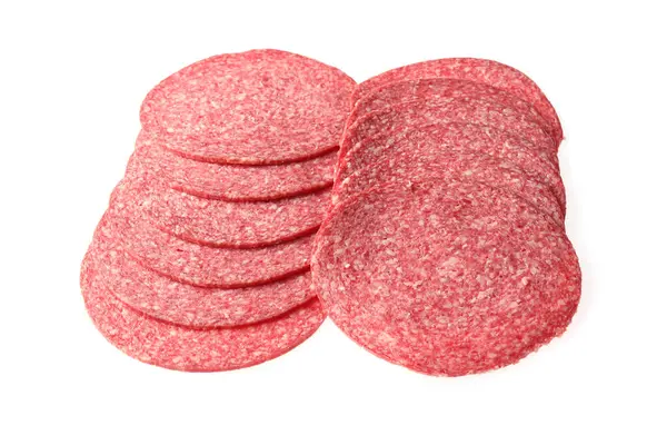 Beyaz üzerine izole edilmiş lezzetli füme sosis dilimleri.