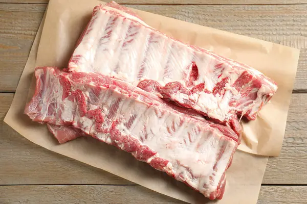 Ahşap masada çiğ domuz pirzolası.