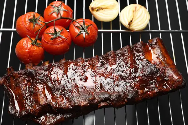 Lezzetli kızarmış domuz pirzolası, domates ve soğanlı ızgara, yakın plan.