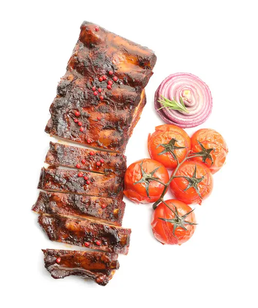 Lezzetli kızarmış domuz pirzolası, domatesli ve soğanlı, beyaza izole edilmiş.