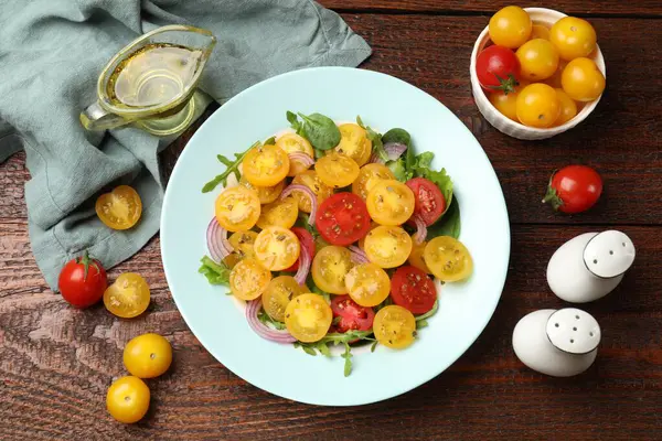 Tahta masada servis edilen sarı domatesli taze salata.