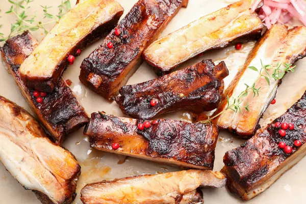 Lezzetli domuz pirzolası ve kekik kağıt üzerinde, üst manzara.