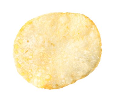 Beyaza izole edilmiş lezzetli bir patates cipsi.