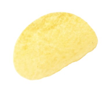 Beyaza izole edilmiş lezzetli bir patates cipsi.