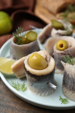 Zeytinli, turşulu ve dereotlu lezzetli ringa dürümleri.