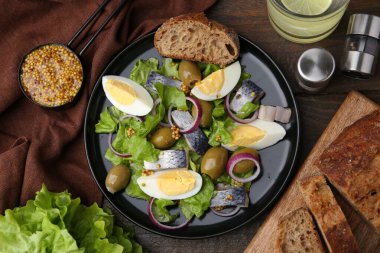 Ringa balıklı, yumurtalı, hardallı ve sebzeli nefis salata.