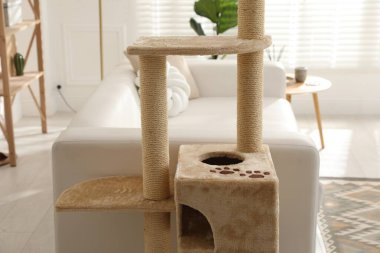 Büyük, rahat bir kedi ağacı, kazıkları içeride.