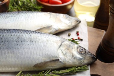 Tuzlu ringa balıkları ve baharatlar masada, yakın plan.