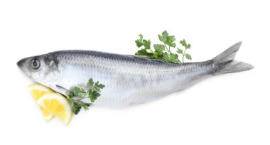 Beyaz arka planda tuzlu ringa, maydanoz ve limon.