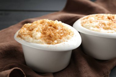 Masada tarçınlı sütlaç, yakın plan.