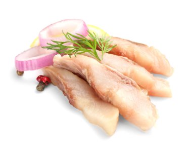 Biberli, soğanlı, limonlu ve dereotlu lezzetli ringa balıkları.