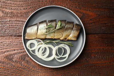 Tütsülenmiş ringa, soğan ve biberiye ahşap masa, üst manzara