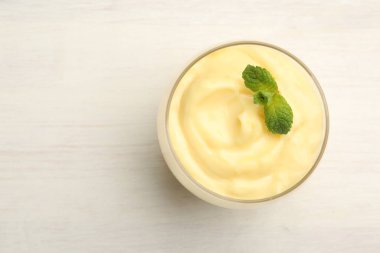 Beyaz ahşap masadaki nane aromalı vanilyalı puding. Metin için boşluk