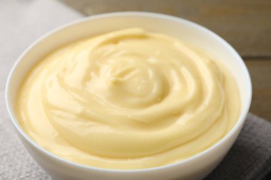 Tahta masada lezzetli vanilyalı puding, yakın plan.