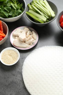 Pilav kağıtları ve farklı malzemeler koyu gri masada, üst tarafta.