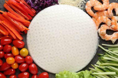 Pilav kağıtları ve farklı malzemeler koyu gri masada, düz yerde.