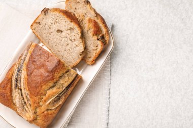Muzlu ekmeği açık gri masada kes, üstten bak. Metin için boşluk