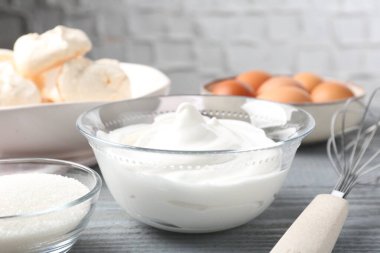 Krem şanti, şeker, yumurta ve çırpılmış çırpılmış çırpılmış çırpılmış gri ahşap masa, yakın plan. Kurabiye pişiriyorum.