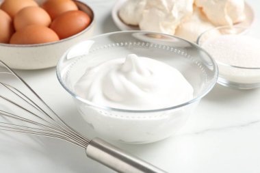 Fırça çırpma, krem şanti ve diğer malzemeler ışık masasında, yakın plan. Kurabiye pişiriyorum.