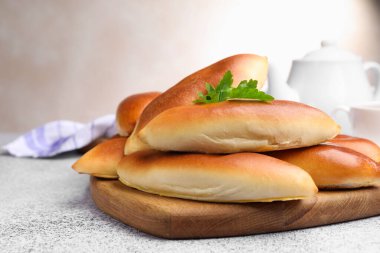 Gri desenli masada lezzetli pişmiş köfteler, yakın plan.